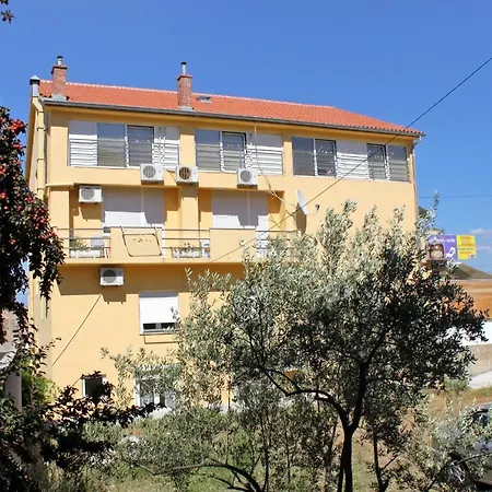 Πανσιόν With A Swimming Pool Preko, Ugljan - 8180 Preko