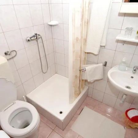 게스트하우스 With A Swimming Pool Preko, Ugljan - 8180