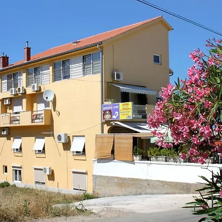 With A Swimming Pool Preko, Ugljan - 8180 Guest house 3*