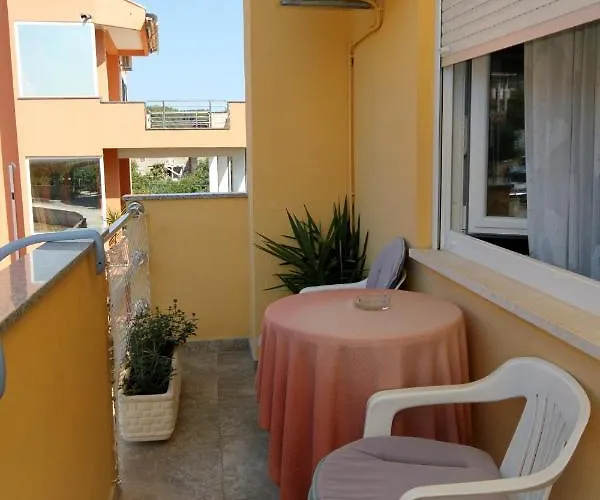 With A Swimming Pool Preko, Ugljan - 8180 Vendégház